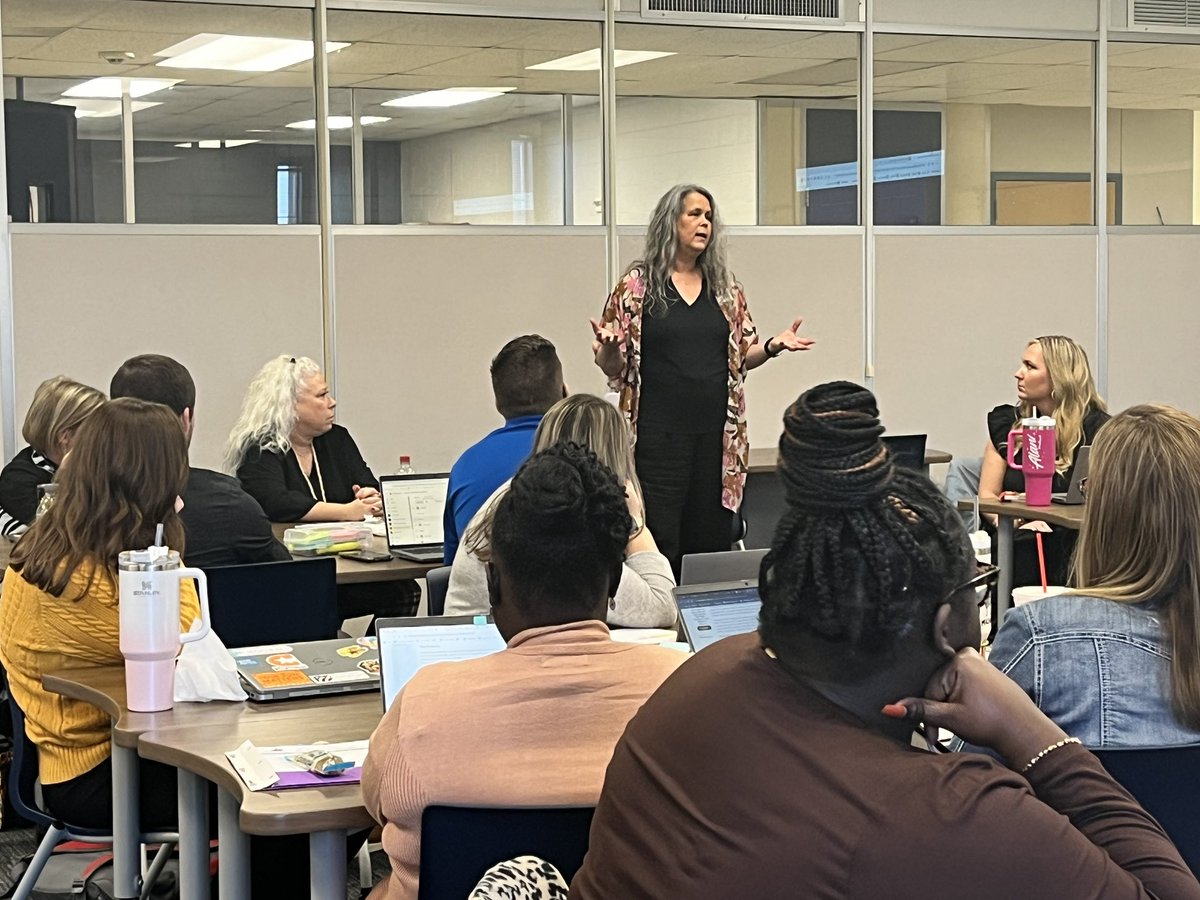 We appreciate Mrs. Cooper from @BwoodBucs coming to share her AP experience with our #AspiringAdmin group today. Building your PLN is essential! #BISDpride