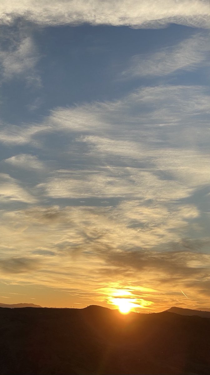 Lino_Scaccia's tweet photo. Buona serata…al tramonto 🌅 #BuonaSerata #AlTramonto #Tramonto #Sera #Autunno #SeraBuona https://t.co/koz6rug3mo