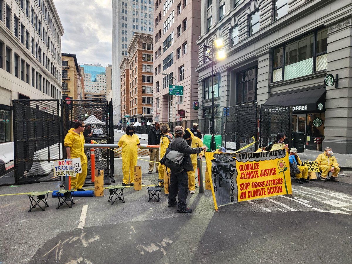 oil_action's tweet photo. First blockades to disrupt the @APEC meetings in #SanFrancisco are up! Jessie St and New Montgomery. #NoToAPEC - #EndFossilFuels https://t.co/OivVqdUw9c