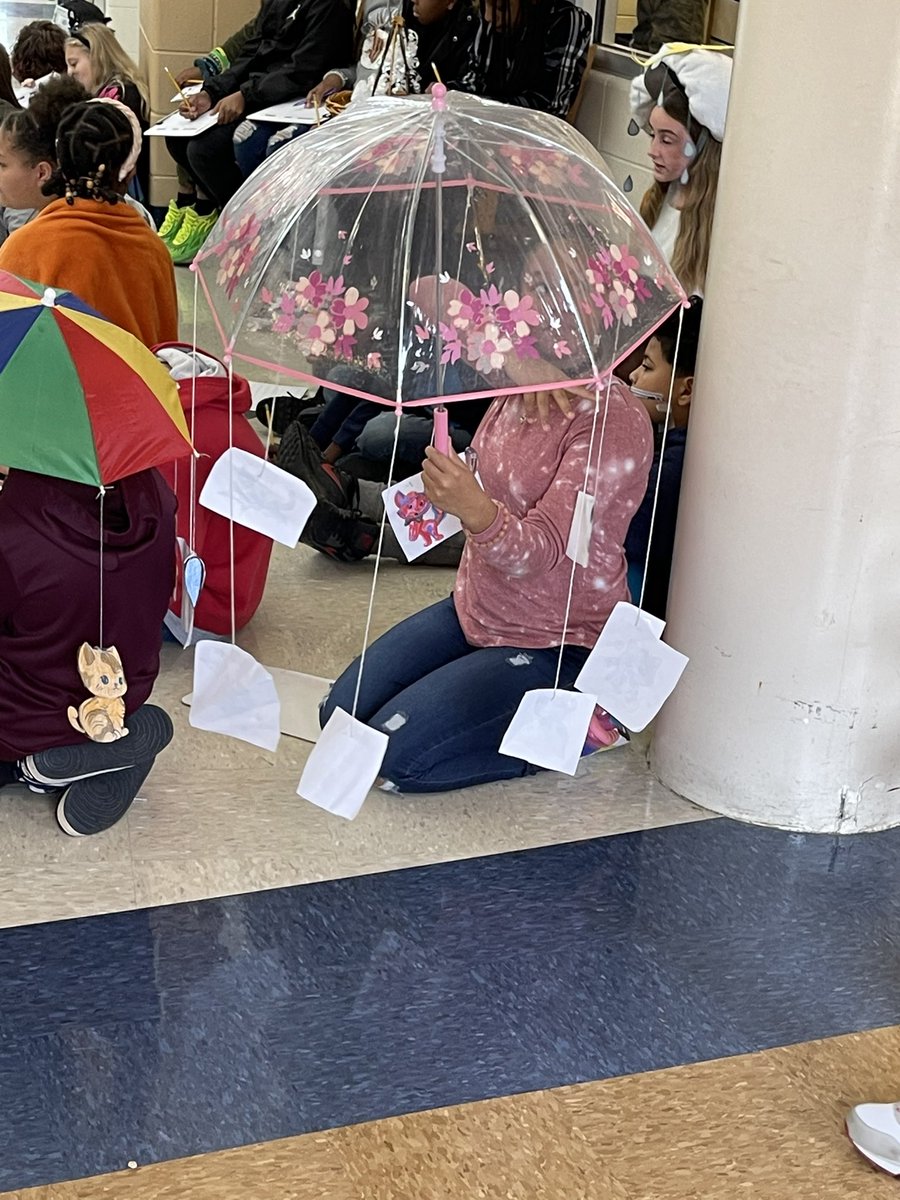ChuckMossEDU's tweet photo. Loving the Idiom Parade at #sutherlandelementary! @Din_CoSchools https://t.co/mWOXYrl0El