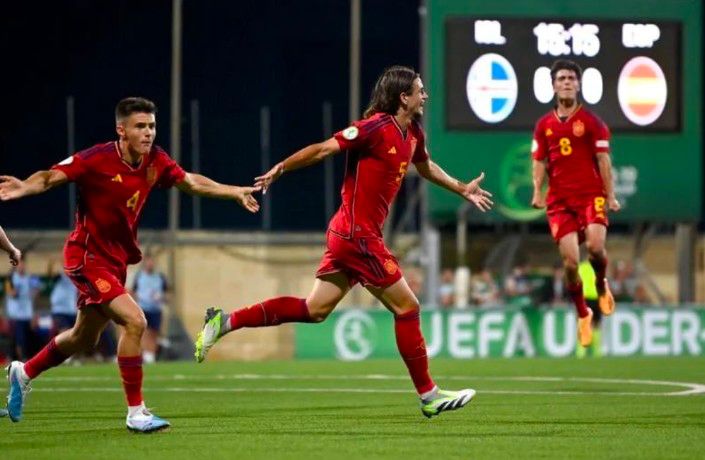 Valencia CF on X: "🦇🇪🇸 Nuestro Yarek Gasiorowski ha marcado TRES GOLES en la victoria de la @SEFutbol sub-19 ante Moldavia ¡Enhorabuena, Yarek! 👏👏👏 #ADNVCF | @Academia_VCF https://t.co/r7k2LvYb4w" / X