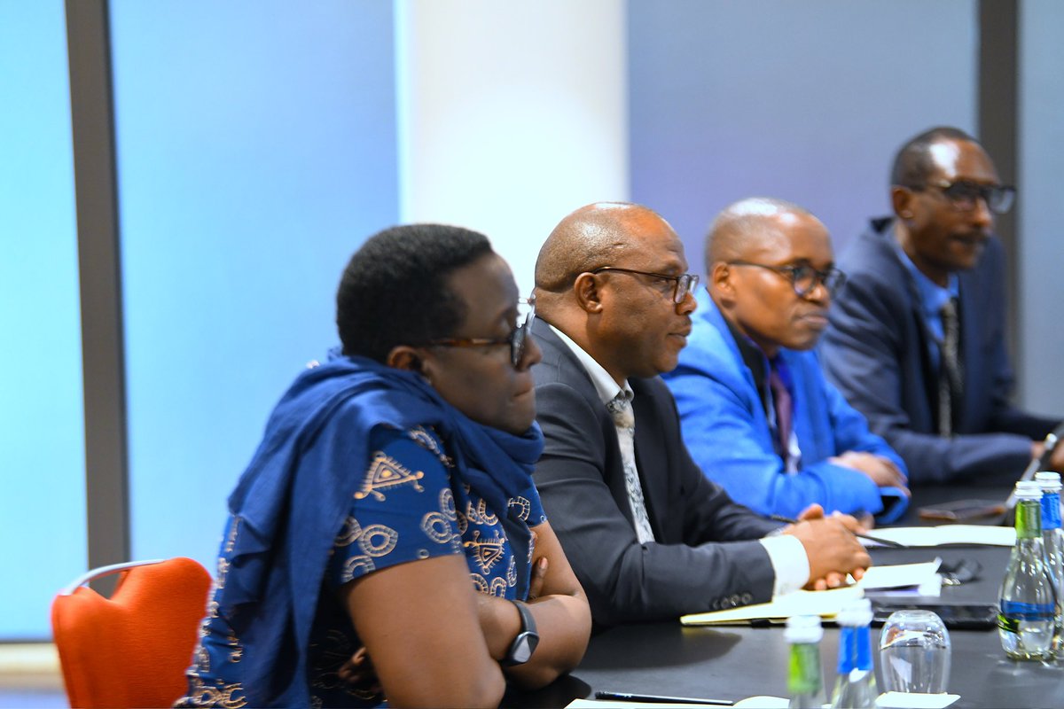 RwandaLocalGov's tweet image. Minister @JCMusabyimana &amp;amp; Minister of State @mskayisire had a sideline meeting with Hon. Setlhabelo Nasser Modukanele, Botswana&apos;s Assistant Minister of Local Government and his delegation.

#CLGC2023
