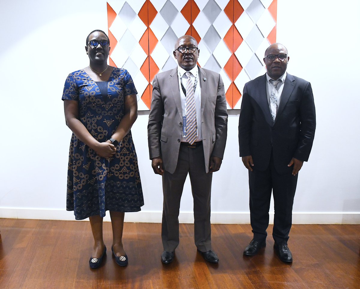 RwandaLocalGov's tweet image. Minister @JCMusabyimana &amp;amp; Minister of State @mskayisire had a sideline meeting with Hon. Setlhabelo Nasser Modukanele, Botswana&apos;s Assistant Minister of Local Government and his delegation.

#CLGC2023