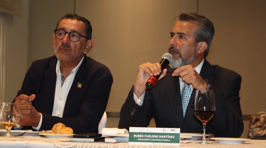 CoparmexPuebla's tweet photo. Se llevó a cabo la Sesión de Consejo Directivo del @CCEPuebla que preside @HectorASanchezM, donde se dialogaron los temas de la #AgendaEmpresarial.
Durante su intervención @CoparmexPdtePue presentó el #SummitCOPARMEX, exponiendo que será un gran espacio para compartir los principales retos, oportunidades y herramientas que presenta la tecnología y las megatendencias para los negocios y la revitalización de nuestro ecosistema.