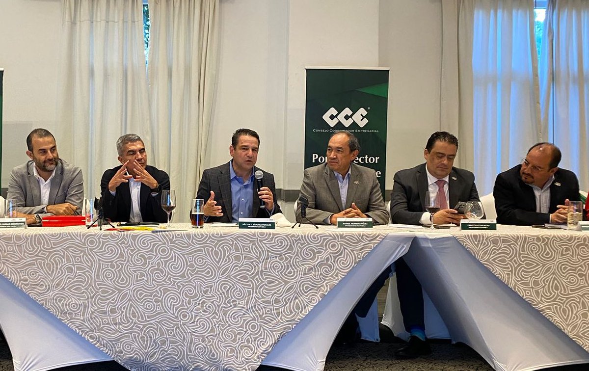 CoparmexPuebla's tweet photo. Se llevó a cabo la Sesión de Consejo Directivo del @CCEPuebla que preside @HectorASanchezM, donde se dialogaron los temas de la #AgendaEmpresarial.
Durante su intervención @CoparmexPdtePue presentó el #SummitCOPARMEX, exponiendo que será un gran espacio para compartir los principales retos, oportunidades y herramientas que presenta la tecnología y las megatendencias para los negocios y la revitalización de nuestro ecosistema.