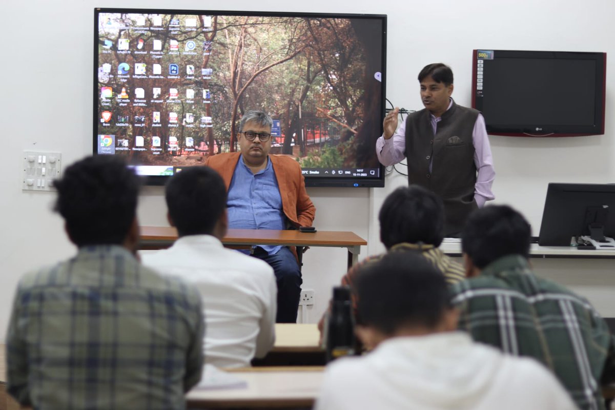 Dept. of Urdu Journalism, IIMC New Delhi, organised a workshop on #SportsJournalism with senior sports journalist from Doordarshan, Shri Abhishek Dubey. Course Director Prof. (Dr) @pramodsaini69 and Academic Cum Teaching Associate Mohd. Saqib were also present.

@ddsportschannel