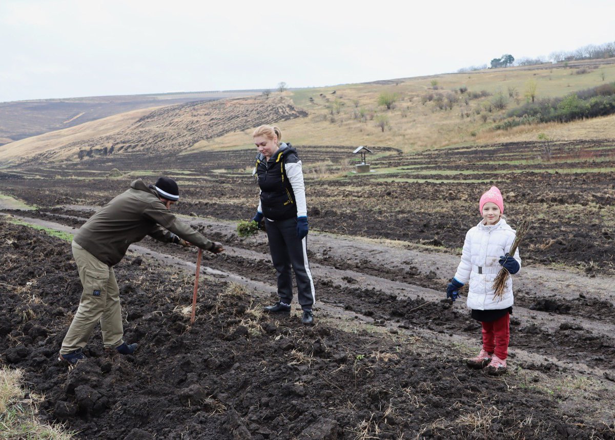 FraBonelli's tweet photo. Who plants a tree plants hope for a better future 🌳

Simple yet impactful way to combat climate change.
 
Refugees &amp; UNHCR staff joined the @GuvernulRMD tree-planting campaign for a healthier planet.
 
We are #TeamGreenMoldova https://t.co/pGHy8X1VpO