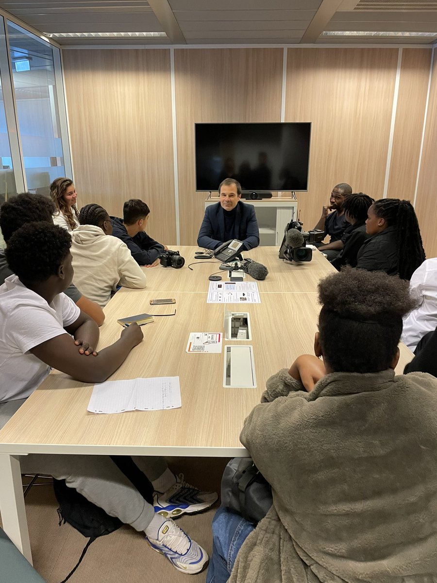 FondationEMJ's tweet photo. Visite stimulante des jeunes  du collège Leon Blum de Villiers-le-Bel avec l’association @la_zep @Francetele : France Info Canal 27 , métier de JRI et #cquoilinfo 🤩des questions sur l’actualité et sur les métiers de l’audiovisuel. https://t.co/zxGcv6vp1J
