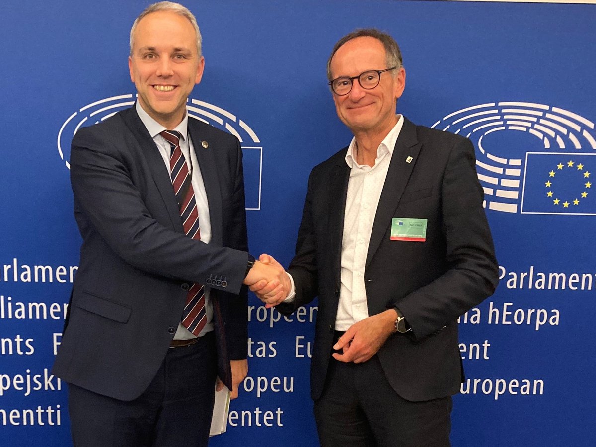 Gisteren interessant &amp; open gesprek gehad met <a href="/tomvdkendelaere/">Tom Vandenkendelaere</a> omtrent competitiviteit van onze bedrijven, Europees industrieel beleid, toekomstige agenda van de Commissie… alsook het Agoria EU memorandum ! #EnRoute2024 <a href="/bartsteukers/">Bart Steukers</a> #Agorianl #Agoriafr