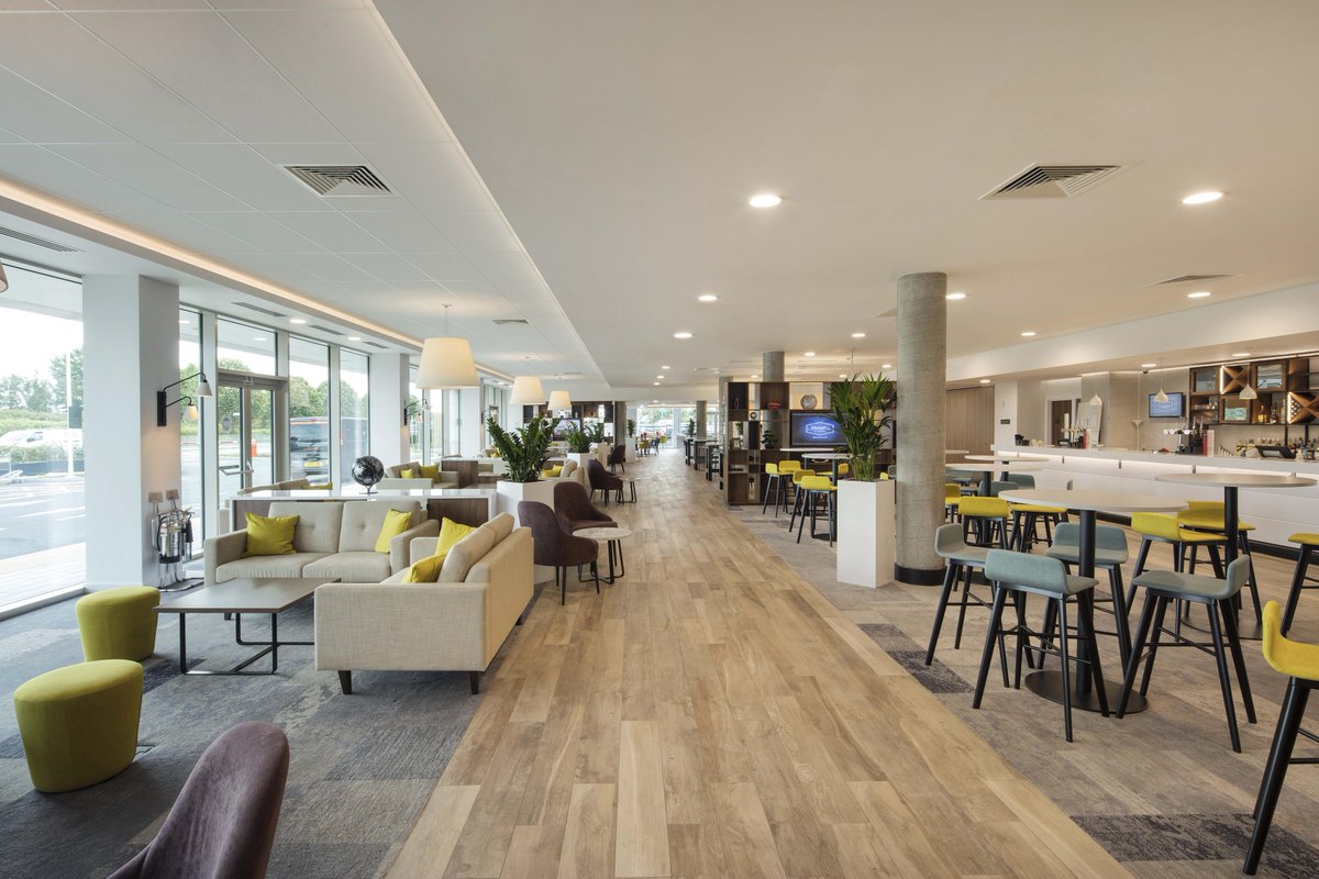 Step into Comfort: Hampton by Hilton London Stansted Airport's Cosy Lobby. Your starting point for a relaxed and welcoming stay. 🏨✨ 

Book your stay today → bit.ly/39RK1OG

#LondonExploration #HamptonByHilton #HamptonLobby