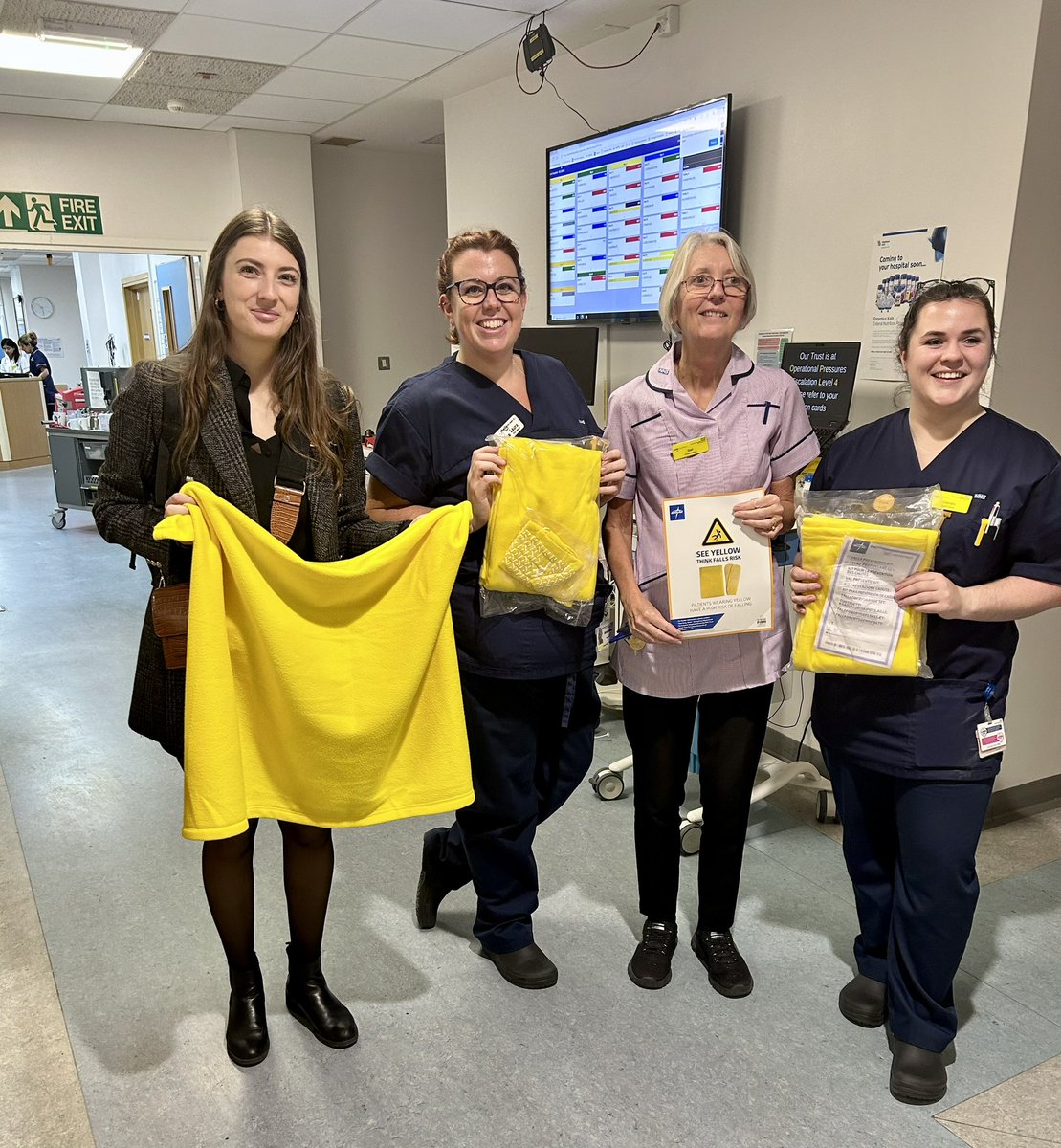 Another awesome day in @UHD_NHS with Medline’s EU Product Manager - seeing the “See Yellow” Falls Prevention initiative in action in Poole Hospital ED, AMU & RACE. @speak2matt @LindsayICOPD Great response & engagement from everyone - thank you!