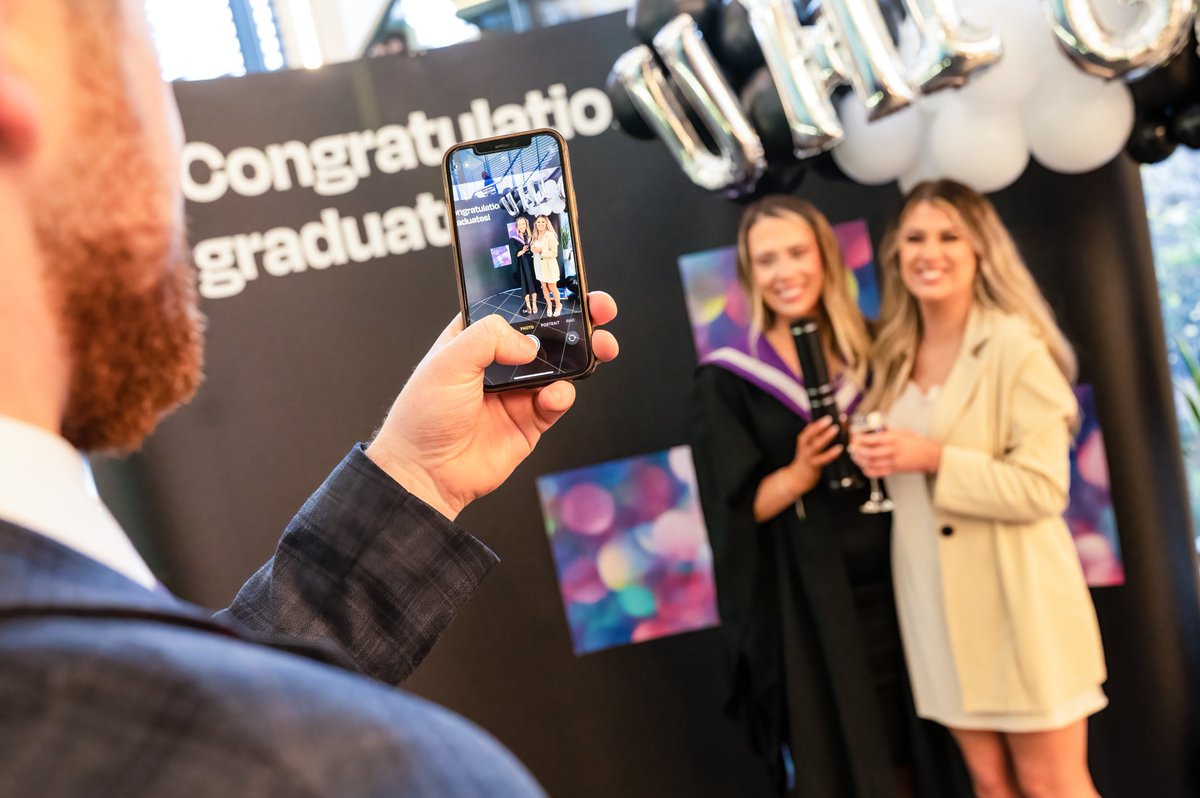 'Bi dàna, bi misneachail, dèan do dhìcheall.' - Gabrielle Giffords

'S e latha #UHIGrad a th' ann dha na h-oileanaich banaltrachd is banas-glùine againn an-diugh 🎓 Tha sinn an dòchas gum bi latha air leth agaibh uile a' comharrachadh na choilean sibh!

#ThinkUHI #Gàidhlig