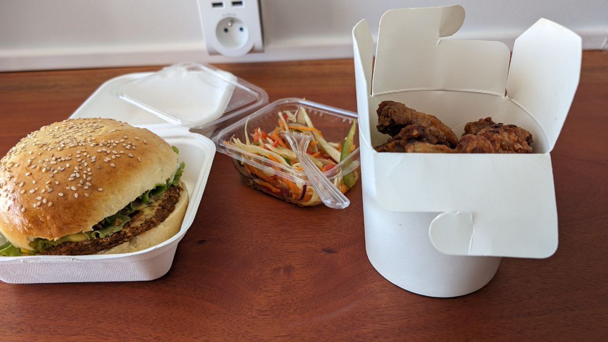 ipeos_ssll's tweet photo. On commence la semaine en beauté avec de délicieux burgers accompagnés de manchons de poulet et salade pikliz. Préparés par notre collaborateur Sébastien Poullet et sa compagne.
#IPEOS #happyworkin https://t.co/33tEM9a6bg