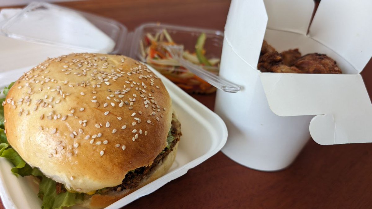 ipeos_ssll's tweet photo. On commence la semaine en beauté avec de délicieux burgers accompagnés de manchons de poulet et salade pikliz. Préparés par notre collaborateur Sébastien Poullet et sa compagne.
#IPEOS #happyworkin https://t.co/33tEM9a6bg
