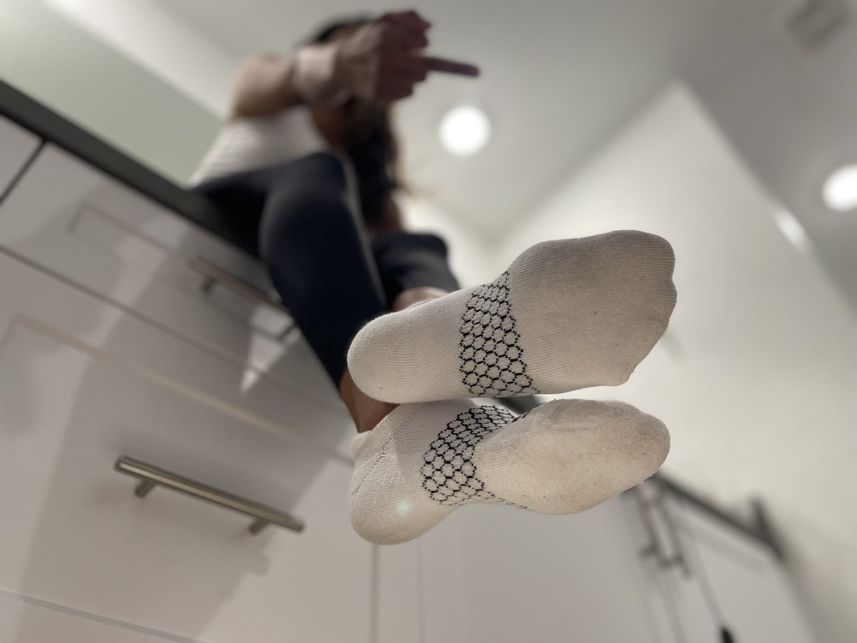 Get on the floor and start sniffing, bitch! 👇