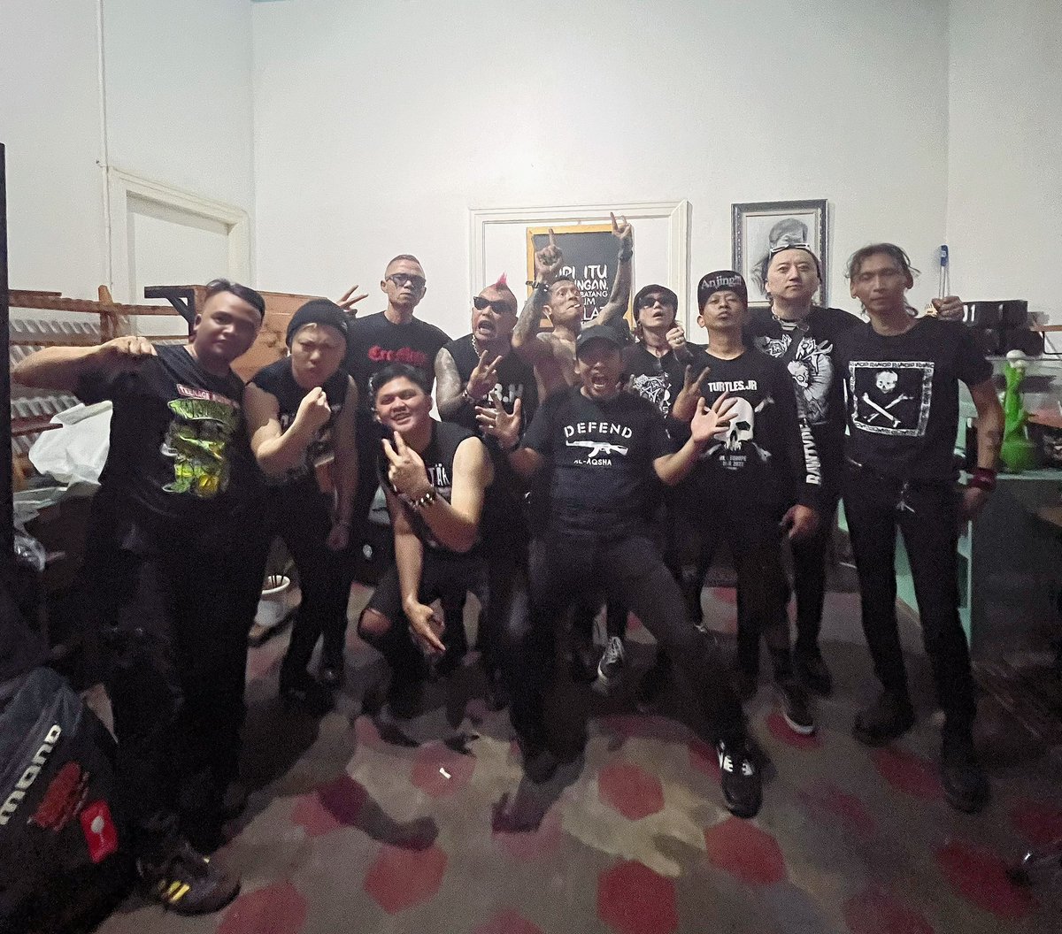rayyao1018's tweet photo. The Noname with TURTLES JUNIOR @ Bandung ！thanks for Bood and All
punk&amp;skin coming tonight！🍻🖤
#thenoname #nonamepunks #turtlesjr #bandung #punkrock #tour https://t.co/tOkNZoJBvB
