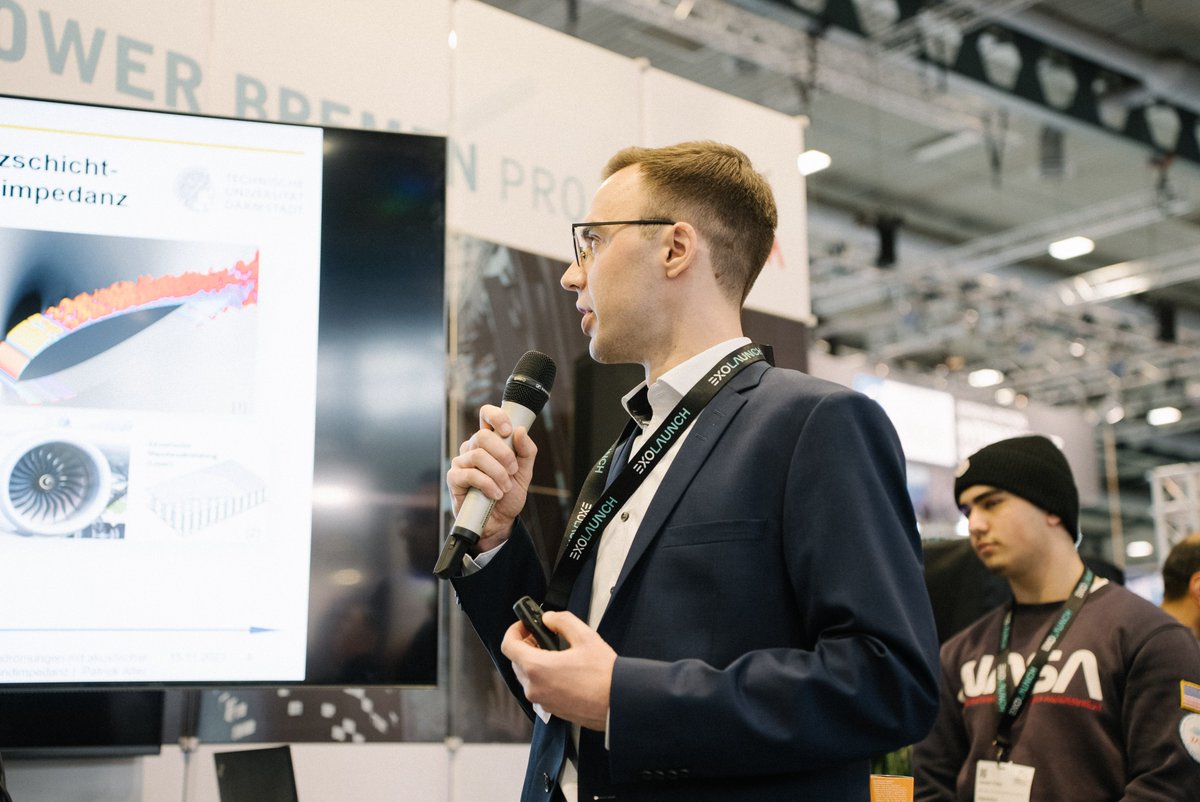 Aviaspace_eV's tweet photo. Ein Highlight von Tag 2 der @SpaceTechExpoEU: Die Verleihung des #ZARM Förderpreises. Moderation: Thomas Reiter, der die Preise gemeinsam mit Sabine von der Recke (@OHB_SE) und Marc Steckling (@AirbusSpace) übergab. Wir gratulieren den Preisträgern &amp; sagen DANKE den Organisatoren https://t.co/OpnaLCrM37