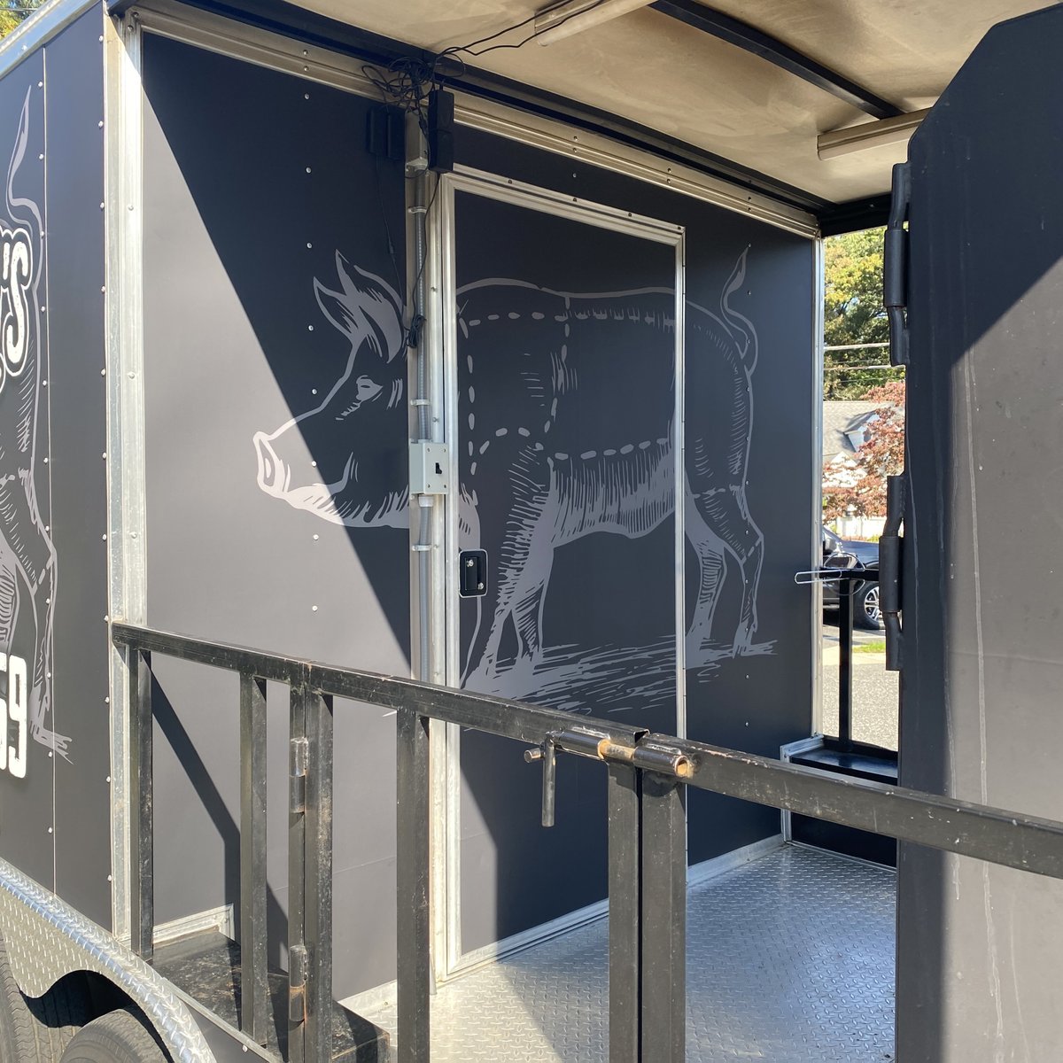 designerwraps's tweet image. #beforeafter of the #bigpapajais #trailerwrap #designerwraps #yourbrandrealized 🔥🔥 #wrapdesign #trailerwraps #foodtrailer #foodtruckwraps #woodfired #forhire #streetstyle ... #trailer #wrap #vehiclewraps #newwrapwhodis #smallbusiness #foodtruck #bbq #streetfood #chefpapajai