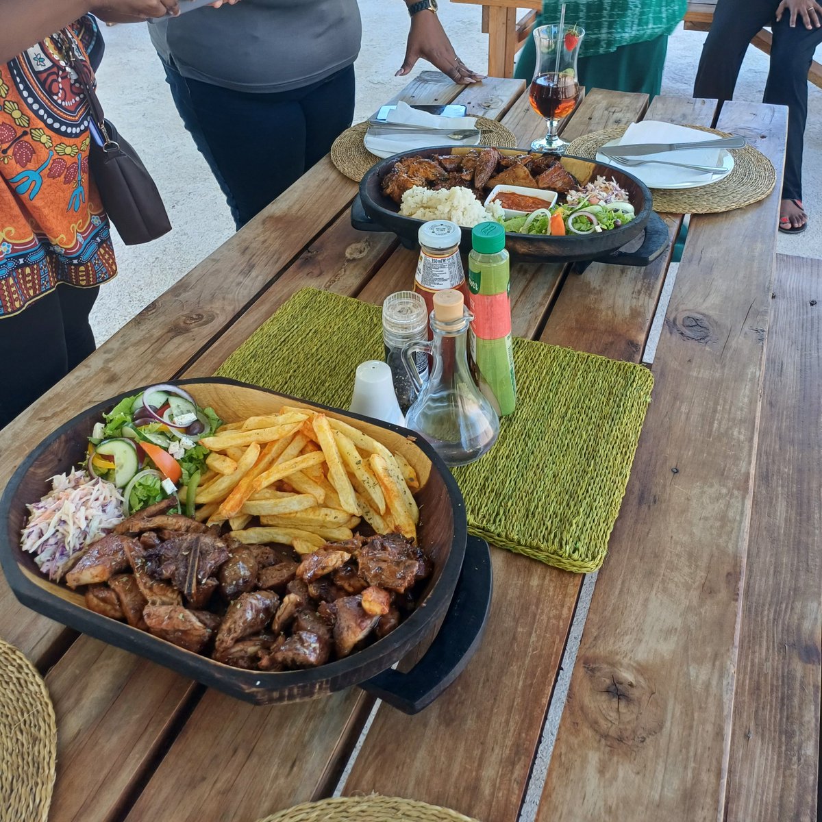 Olive Country Lodge is such a gorgeous place and I thoroughly enjoyed their food🤤😍 and that beehive spot is the best place to escape to with bae 🤭.#ChooseEswatini #PholaEswatini #Eswatinitourism #VakashaEswatini #LoveEswatini