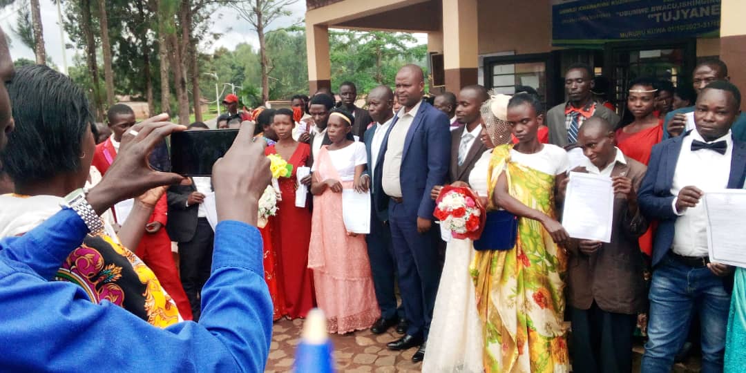 SectorMururu's tweet photo. Uyumunsi @SectorMururu, @RusiziDistrict nyuma yo kwigishwa kw'imiryango yabanaga muburyo butemewe n'amategeko, imiryango 20 yiyemeje gusezerana imbere y'amategeko.
@RusiziDistrict @DrKibiriga @RwandaWest https://t.co/pO7MyMGDAs