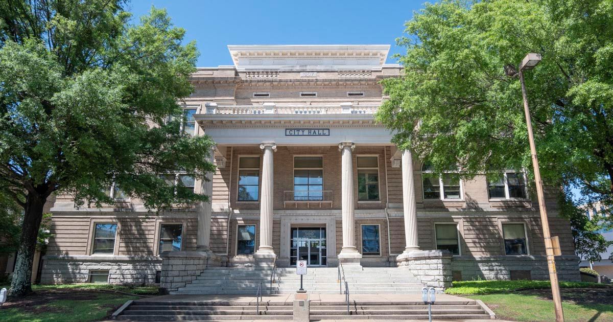 ArkTimes's tweet image. Will easing restrictions on allowable building heights downtown ruin river views for condo dwellers? Does the city's executive administration need a social media manager? #arnews Read more from Tuesday night's meeting: buff.ly/3MJ40mT