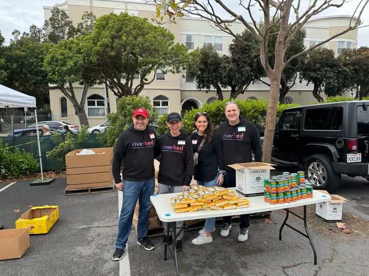 LifeatRiverbed's tweet photo. Yesterday, @riverbed-ers volunteered at the SF-Marin Food Bank pop-up pantry. #CommunityConnect2023 #LifeatRiverbed https://t.co/JPO2X3l8FG
