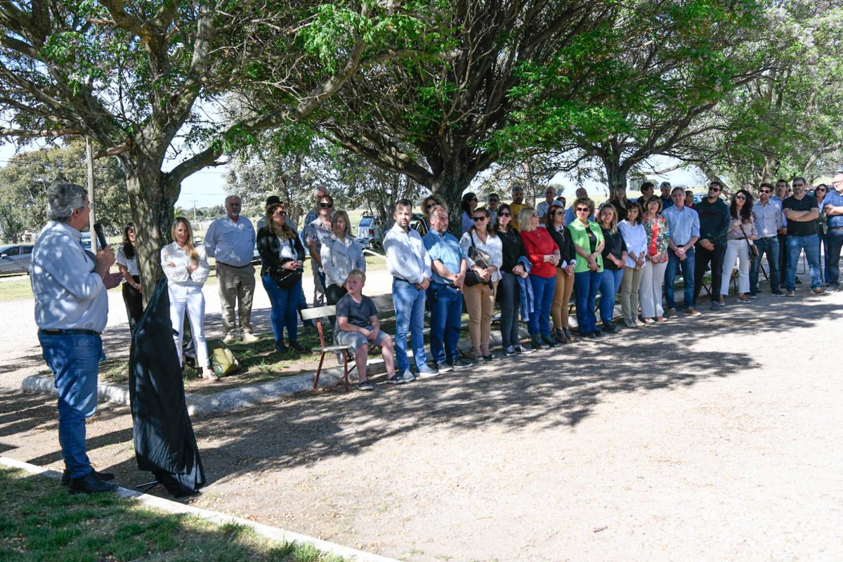 mtomasellip's tweet image. Acompañamos a @JavoRodriguezL en la entrega de dos minibuses para el Cept n° 35 de Aparicio, #CoronelDorrego y la EESA n°1 en Goyena, #Saavedra, en el marco del Programa Escuelas y Desarrollo Agrario.

@Kicillofok
