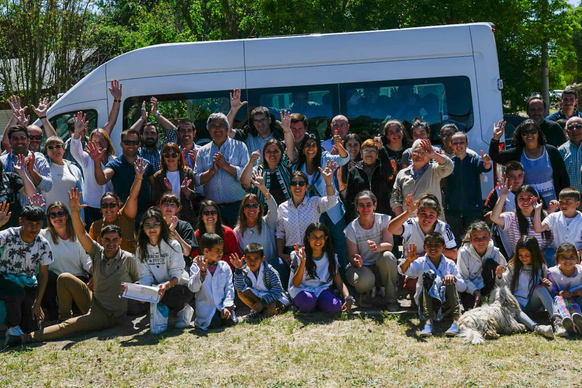 mtomasellip's tweet image. Acompañamos a @JavoRodriguezL en la entrega de dos minibuses para el Cept n° 35 de Aparicio, #CoronelDorrego y la EESA n°1 en Goyena, #Saavedra, en el marco del Programa Escuelas y Desarrollo Agrario.

@Kicillofok