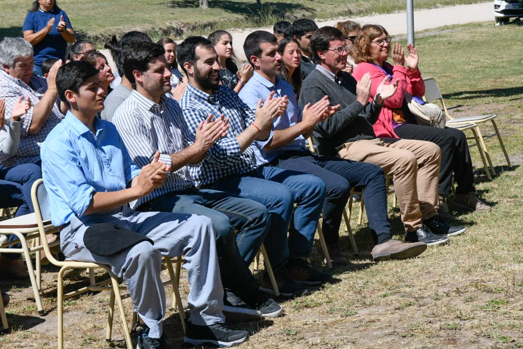 mtomasellip's tweet image. Acompañamos a @JavoRodriguezL en la entrega de dos minibuses para el Cept n° 35 de Aparicio, #CoronelDorrego y la EESA n°1 en Goyena, #Saavedra, en el marco del Programa Escuelas y Desarrollo Agrario.

@Kicillofok