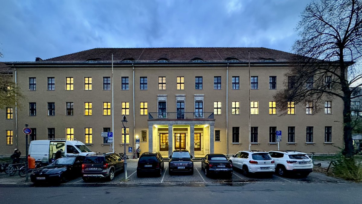 SPDfraktionSZ's tweet photo. Gleich beginnt die November-Sitzung der #BVVsz. Auf der Tagesordnung steht unter anderem Antrag der Bürgerinnen+Bürger aus dem #Blumenkiez, die sich für Verkehrsberuhigung einsetzen. 

Die Meldung des Tages:
Ab der Dezember-BVV wird live gestreamt 🥳

Unsere Initiativen diesmal: https://t.co/8rUFcl3PPG