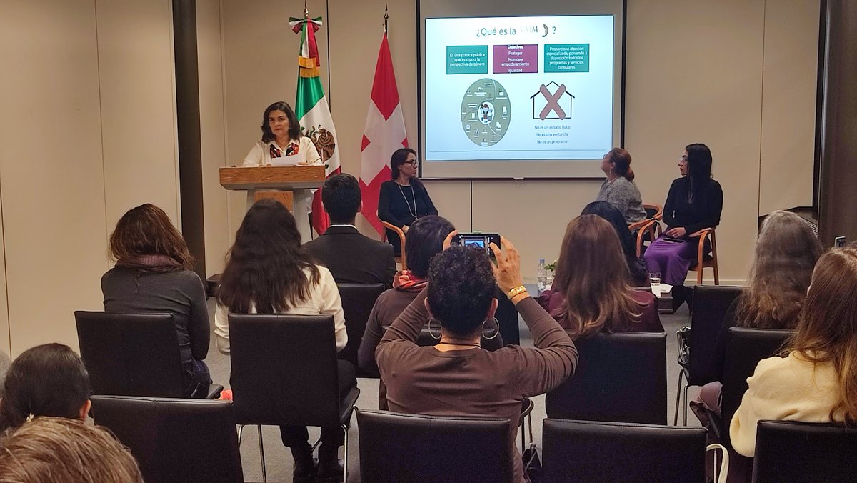 ce_jaber's tweet photo. Conferencia en @EmbaMexSui con especialistas en inclusión financiera y emprendimiento. Presentamos la Política de Vinculación y Atención Integral a las Mujeres (VAIM), dirigida a 🇲🇽mexicanas en🇨🇭 y  🇱🇮 ¡Gracias Berenice, Alba  y Larissa por compartir su experiencia y testimonio. https://t.co/GO1q7E5scm