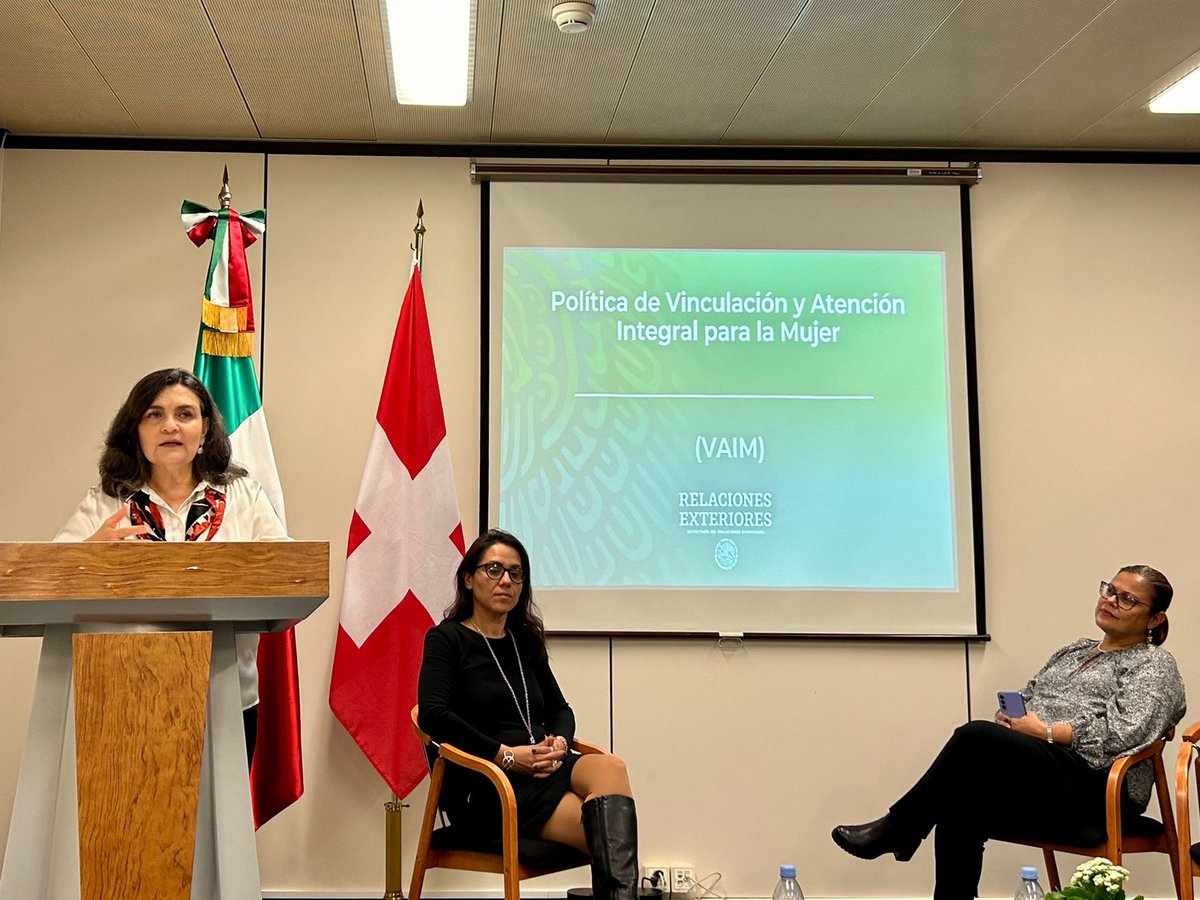 ce_jaber's tweet photo. Conferencia en @EmbaMexSui con especialistas en inclusión financiera y emprendimiento. Presentamos la Política de Vinculación y Atención Integral a las Mujeres (VAIM), dirigida a 🇲🇽mexicanas en🇨🇭 y  🇱🇮 ¡Gracias Berenice, Alba  y Larissa por compartir su experiencia y testimonio. https://t.co/GO1q7E5scm