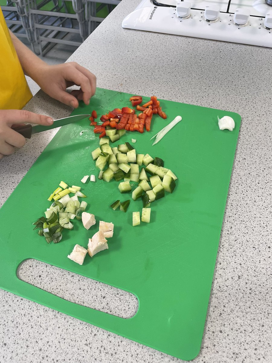 TPSFoodprep's tweet photo. Our healthy year 7s made cous cous salads today, look how colourful and fresh they look 🥗 👏🏻 https://t.co/bTmoRqgtz0