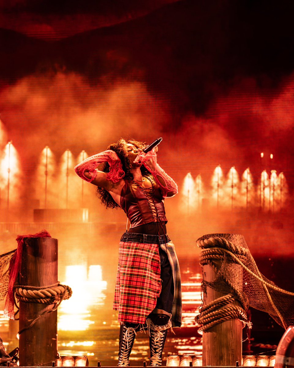 wavyywalt's tweet photo. @sza x #campfloggnaw by @scottxshotz https://t.co/mKSk2MIzQZ