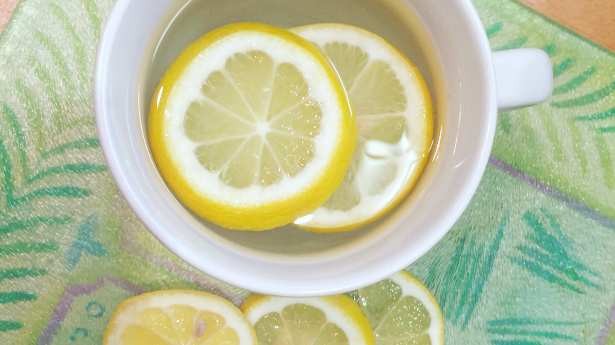 digital__salud's tweet photo. Los riesgos para la salud de tomar agua con limón todos los días https://t.co/EjNND6Sezs https://t.co/G7MpxDCREg