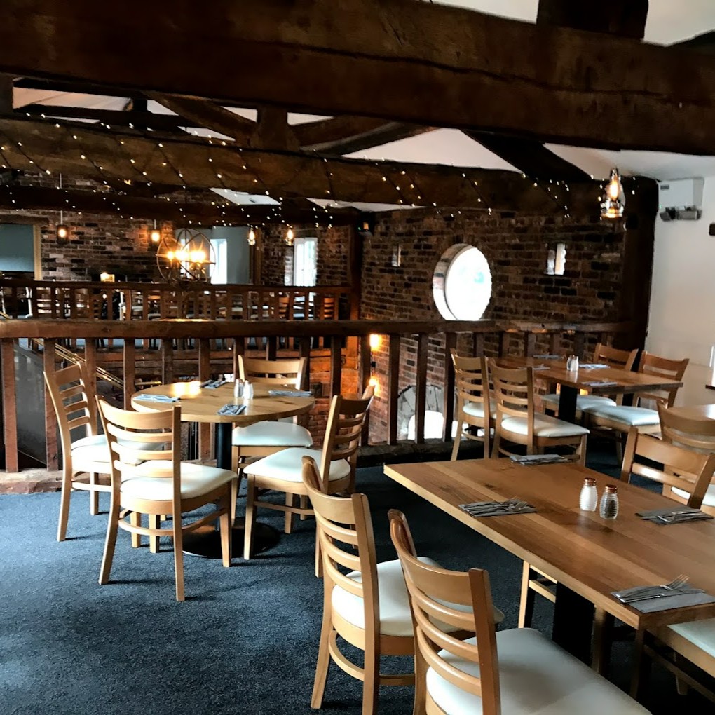 Kickstart your weekend and treat yourself to a sensational Friday night in Wigan!
Indulge in a fantastic fine dining experience only here in The Owls at Standish. 🍽️🥂 
📸 The Owls at Standish
#BluestarTaxis #ExploreWigan