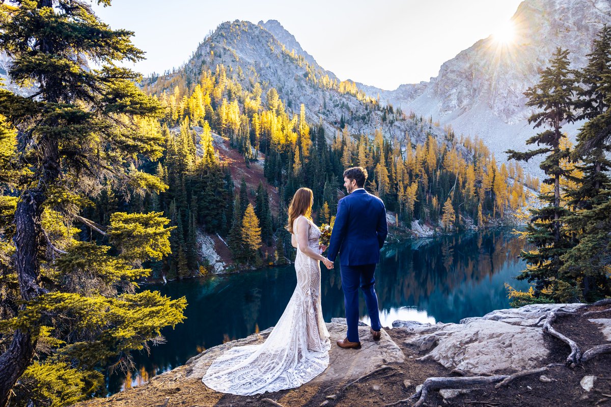 crawfordsphoto's tweet image. Some of our favorite places are receiving a beautiful coat of white snow and we are so pumped for the next season of winter elopements and fun!  

thecrawfordsphotography.com