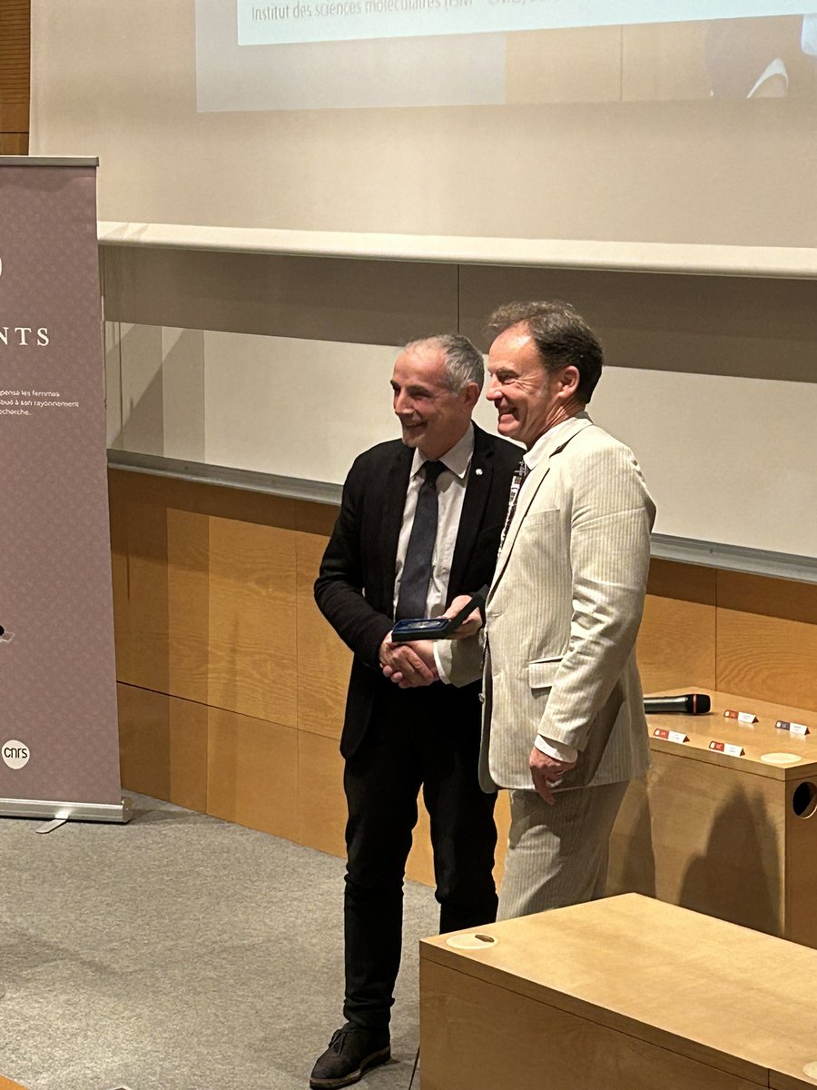 CNRSAquitaine's tweet photo. 🔴 #TalentsCNRS | Découvrez Alexander Kuhn, professeur des universités à l’#Ensmac et membre de l’@ISM_Bordeaux, il conçoit des systèmes (bio)électrochimiques aux propriétés nouvelles. Il reçoit aujourd’hui la médaille d’#argent du @CNRS 👏!
➡️ https://t.co/0d4VMFtApz https://t.co/BVYYES4Fdt