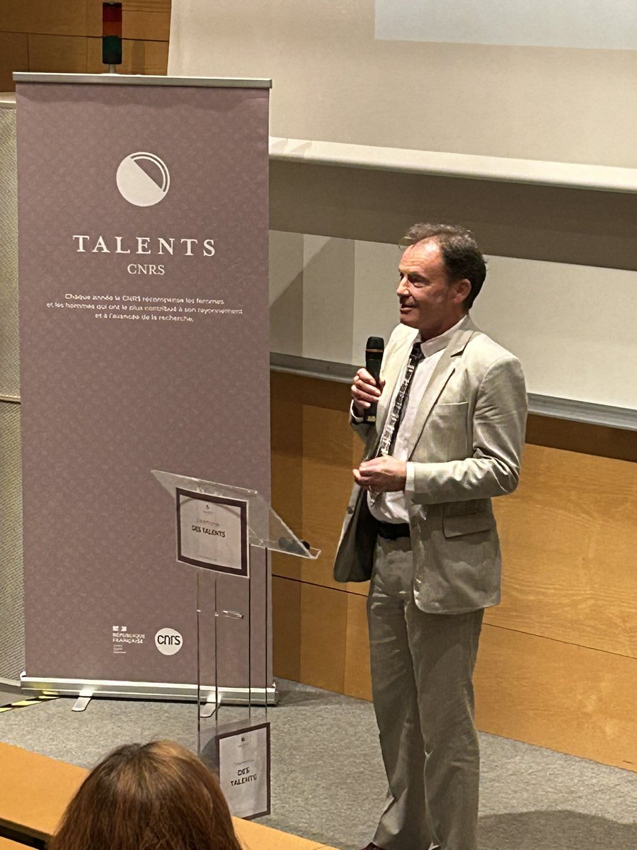 🔴 #TalentsCNRS | Découvrez Alexander Kuhn, professeur des universités à l’#Ensmac et membre de l’@ISM_Bordeaux, il conçoit des systèmes (bio)électrochimiques aux propriétés nouvelles. Il reçoit aujourd’hui la médaille d’#argent du @CNRS 👏!  

➡️ cnrs.fr/fr/personne/al…