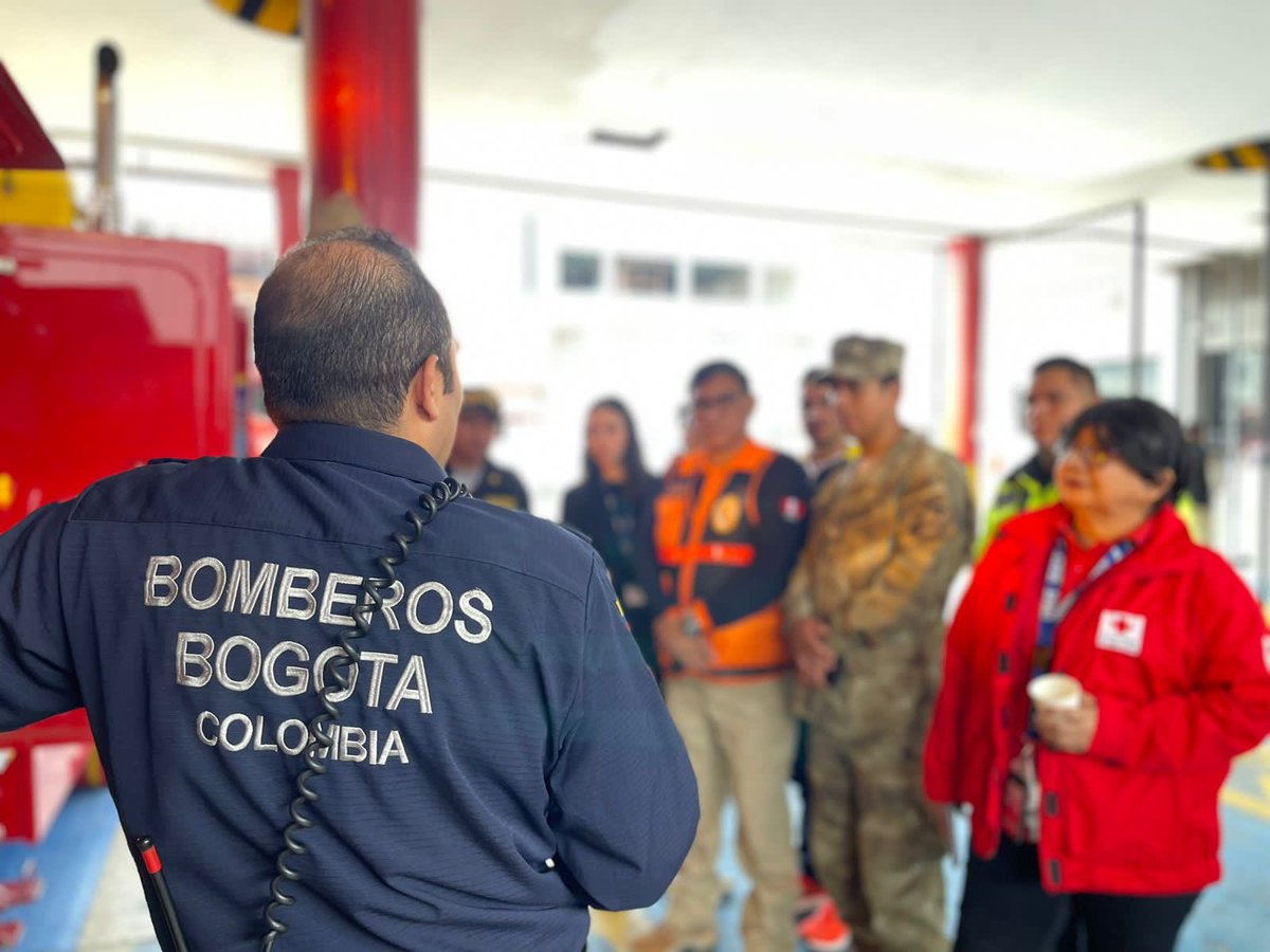 UNGRD's tweet photo. Esta visita hace parte de la agenda de la reacreditación de PONALSAR COL 11 y es liderada por el #programaUSAR de la #UNGRD en asocio con @USAIDSavesLives. ¡Trabamos como región para fortalecer los grupos de búsqueda y rescate urbano! 🇨🇴✅ https://t.co/xyTMu9nGWo