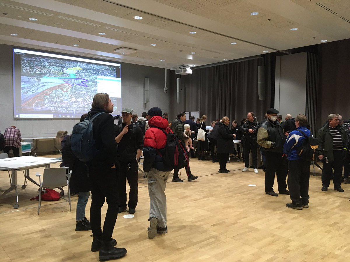 Mäkelänkadun bulevardikaupungin asukastilaisuus kiinnosti yleisöä.