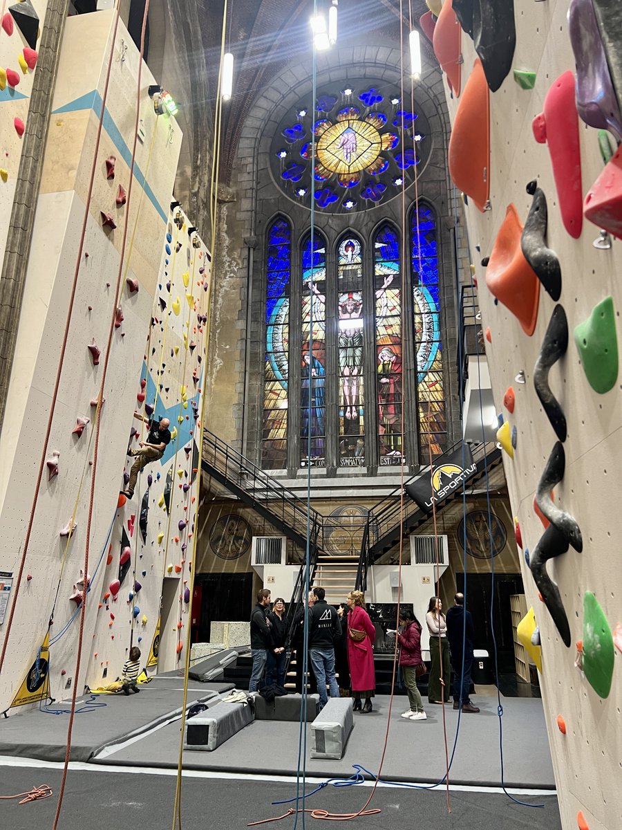 AnsPersoons's tweet photo. Dit weekend kan je heel wat hedendaagse architectuurprojecten ontdekken in Brussel.
Zoals deze indrukwekkende klimzaal in een oude kerk in Vorst.
Ontdek het volledige programma van de #Archiweek van @BrusselsUrban hier: https://t.co/PuTaoNArSU https://t.co/nXwPQ0oJyN