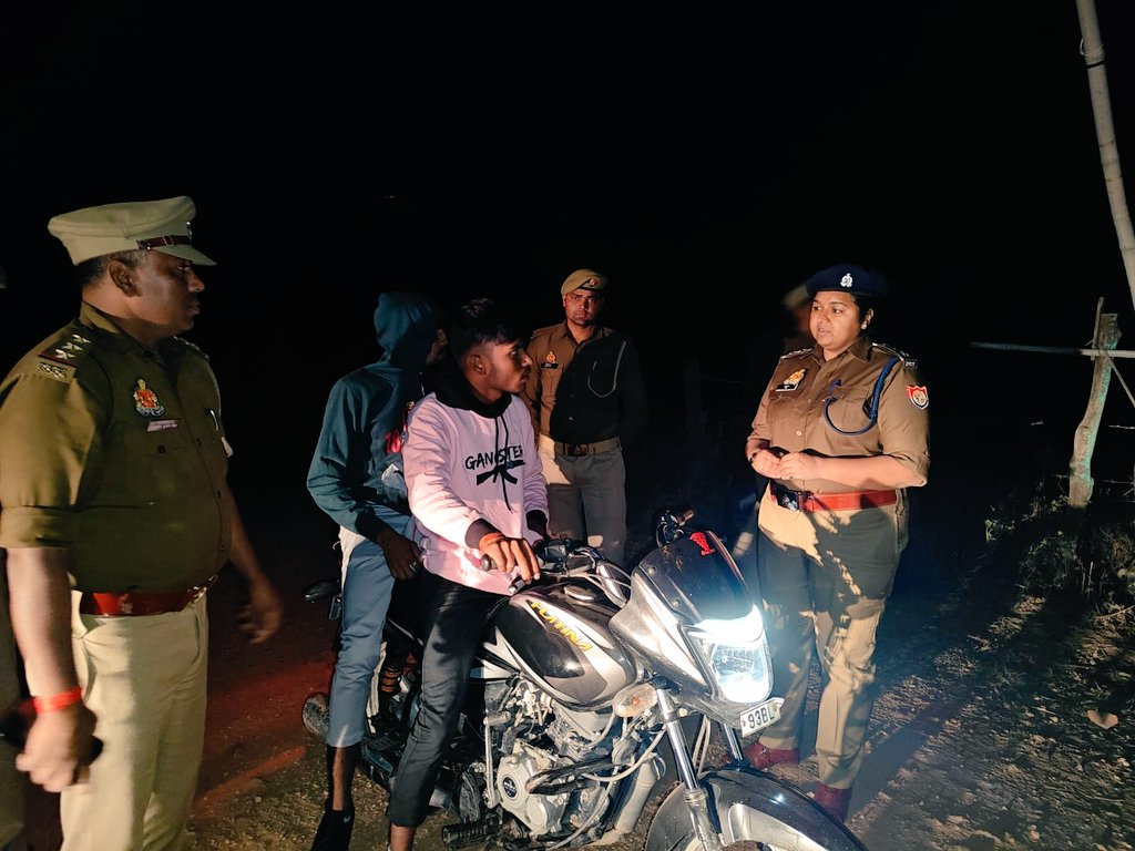 BadagaonPolice's tweet photo. #JhansiPolice 
 #SSPJhansi के निर्देशन में शांति एवं सुरक्षा व्यवस्था के दृष्टिगत थाना बड़ागांव क्षेत्रान्तर्गत श्रीमान क्षेत्राधिकारी महोदया सदर एवं थाना बड़ागांव पुलिस द्वारा म.प्र. के बार्डर दौन-बसोवा बार्डर पर संदिग्ध वाहन व व्यक्तियों की चेकिंग की गई @BadagaonPolice https://t.co/dCdxaZJKvK