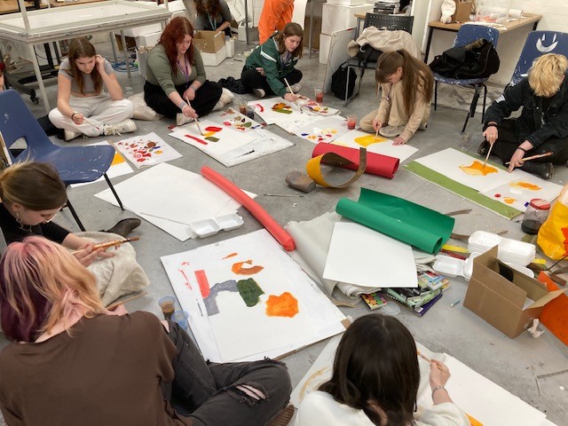 AlexSCL_UoD's tweet photo. We've also had a group from @NSCGNewcastle visit our Britannia Mill site for a Fine Art Taster Day 🎨

Students had a tour of our studios, quiz our @DerbyUni  second year students on their experiences and take part in a painting activity

#DerbyOutreach https://t.co/90STodToL3