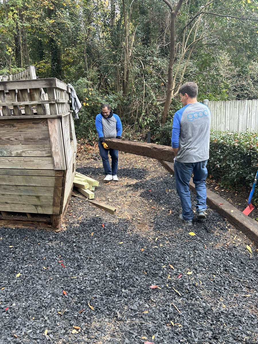 dwaynetownsend's tweet photo. Great day to be outside with the Crown Castle team fixing up the playground at the Boys and Girls Clubs of Greater Charlotte! #connectedbygood https://t.co/dyNgYAiDEh