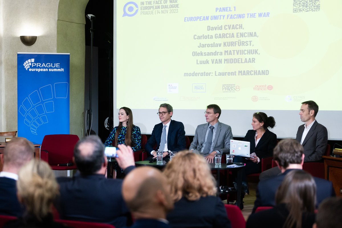 📢 Lancement du cycle « Face à la guerre – dialogues européens », dans le cadre du @PragueSummit 🇪🇺 : la 1è édition de ce cycle de conférences inauguré hier par <a href="/AlexisDutertre/">Alexis Dutertre 🇫🇷🇪🇺</a>, Ambassadeur de France en République tchèque, a fait salle comble à l’Université Charles de Prague.