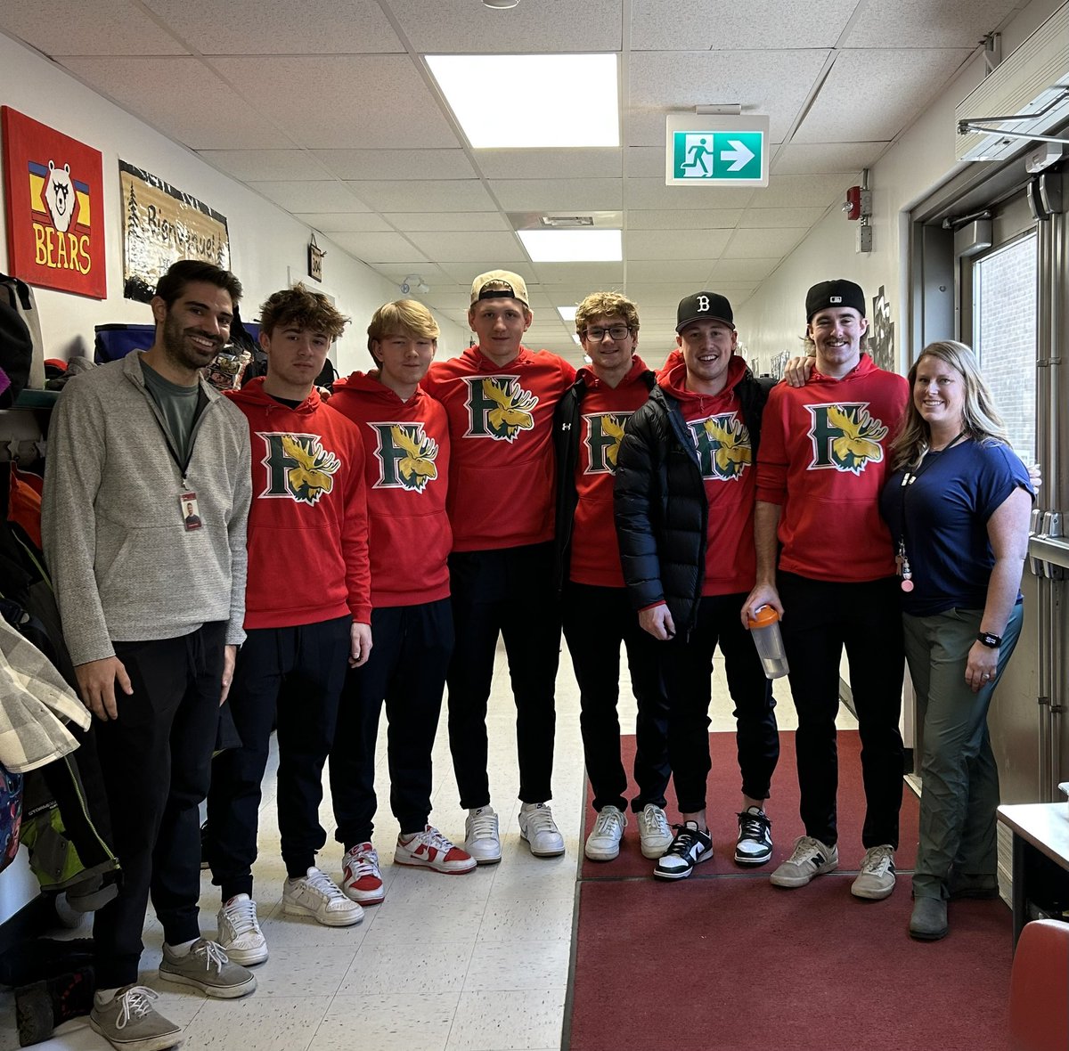 AmieLeBlanc1's tweet image. @HFXMooseheads made an appearance in Bear Country @bltsenior! Thanks for coming out. The kids loved having you part of our class today! Even the teachers got their photos in :). @Mr_SmithTweets