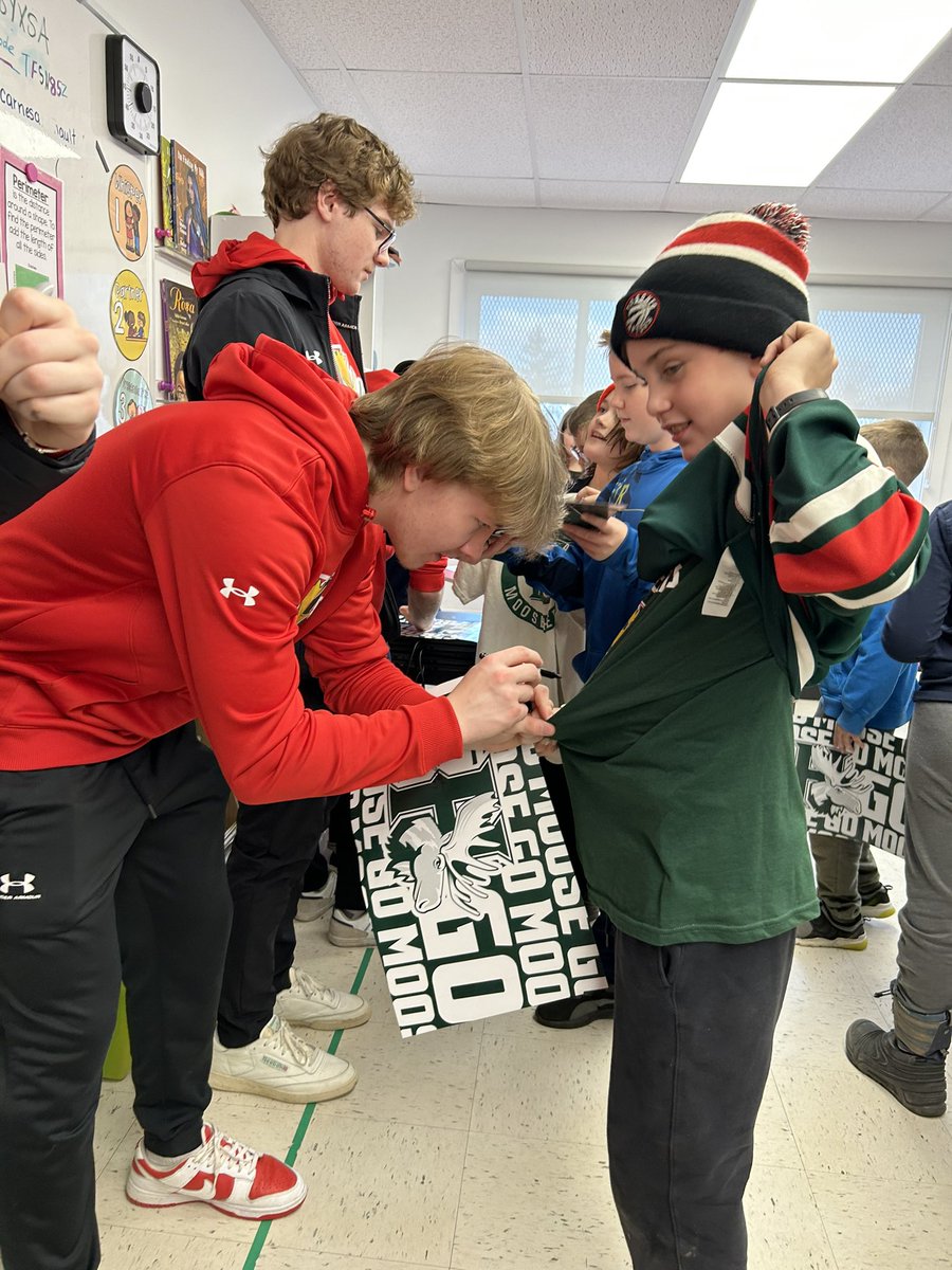 AmieLeBlanc1's tweet image. @HFXMooseheads made an appearance in Bear Country @bltsenior! Thanks for coming out. The kids loved having you part of our class today! Even the teachers got their photos in :). @Mr_SmithTweets