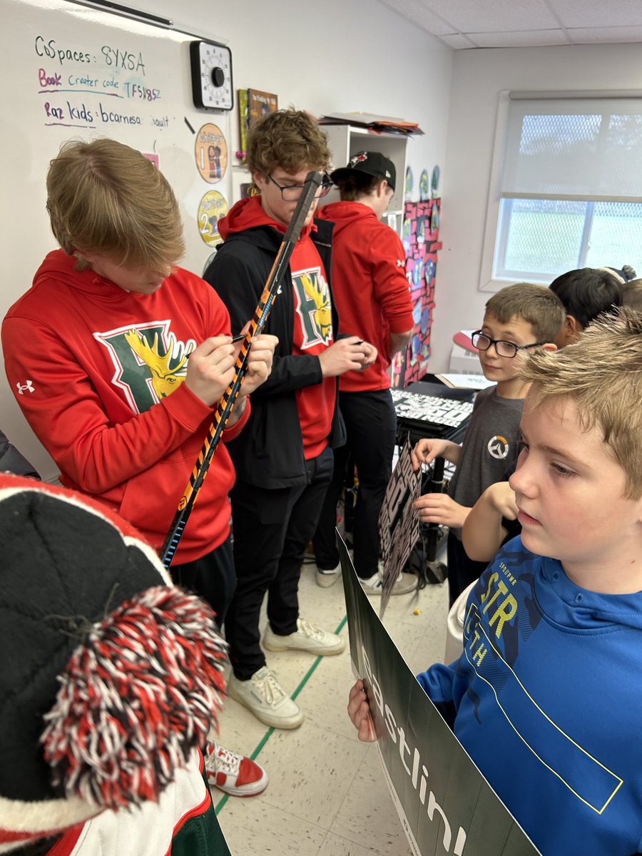 AmieLeBlanc1's tweet image. @HFXMooseheads made an appearance in Bear Country @bltsenior! Thanks for coming out. The kids loved having you part of our class today! Even the teachers got their photos in :). @Mr_SmithTweets