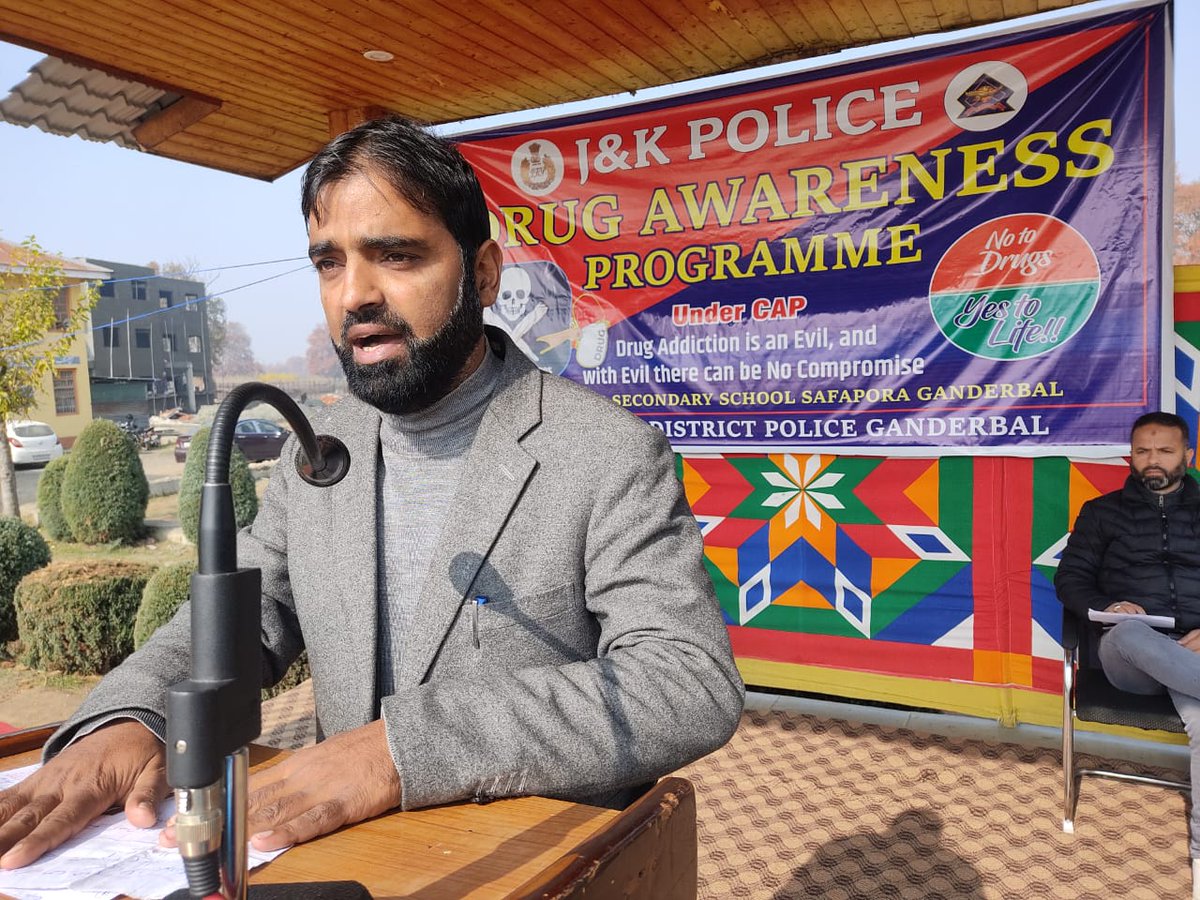 Bilalbhatsocia1's tweet photo. #UnderCivicActionProgram, District Police Ganderbal organised #DrugDeAddiction Seminar at Govt. HS School Safapora. Students pledged to strengthen the message Let's Stand Today for the Better Tomorrow.
@Shyambir_IAS
@JmuKmrPolice
@NikhilB__IPS https://t.co/vMuk6FxeG0